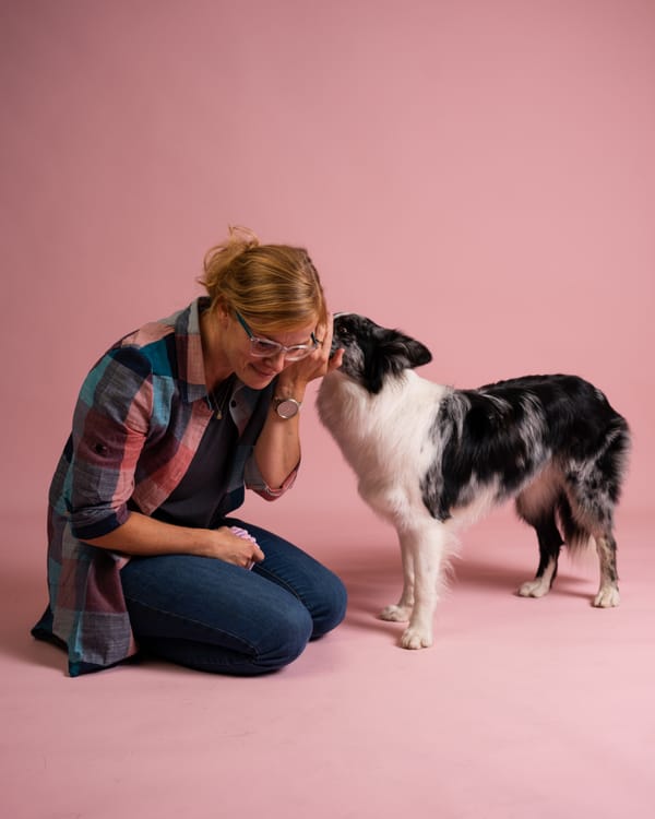 Asta foran pink baggrund